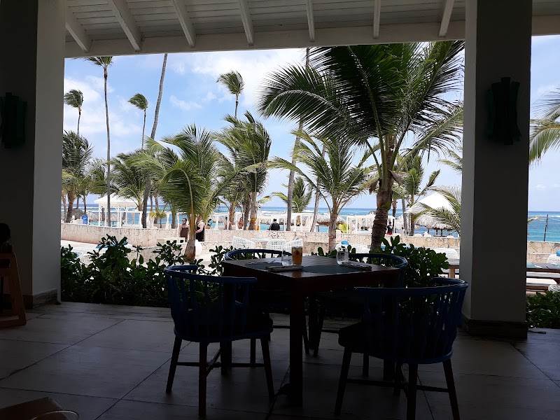 Blue Preferred Club Swim-up Bar